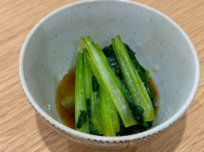 小松菜の簡単レシピ。生で冷凍できる小松菜にめんつゆを加えるだけで・・、茹でずにおひたしの出来上がり！？