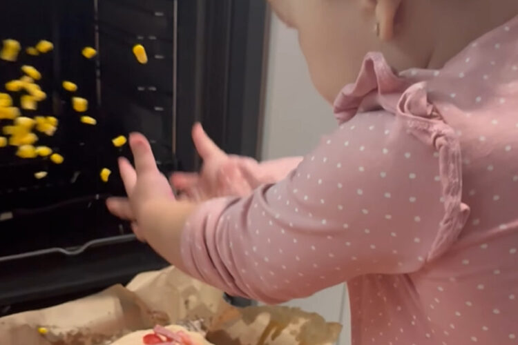 お料理を手伝ってくれる赤ちゃん。コーンを生地に勢いよくバラまいてしまってママはビックリ！！