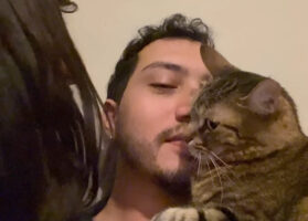 ママさんに嫉妬？パパさんの体の上でくつろぐ猫。そこにママさんがやってくると・・！！【海外・動画】