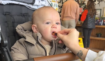 はじめての味と食感にビックリ!?赤ちゃんがベーコンをはじめて口にした時のリアクションは!!【アメリカ・動画】