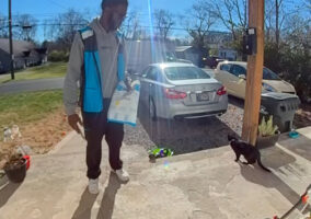 これは配達員さんもほっこり。荷物を届けに行ったら、玄関先で黒猫が挨拶してくました！！【アメリカ・動画】