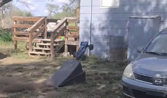 大失敗!?ラジコンカーをスロープを使って屋根まで飛ばそうとした結果・・!!【アメリカ・動画】
