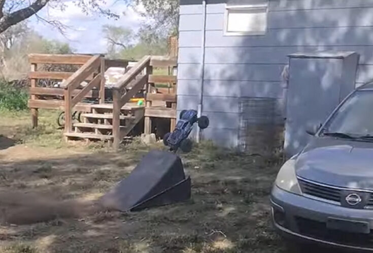 大失敗！？ラジコンカーをスロープを使って屋根まで飛ばそうとした結果・・！！【アメリカ・動画】