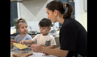 料理の手伝いをしてくれる子供たち。ラザニア生地を敷いてもらおうと渡したら・・まさかまさかの展開に!!【海外・動画】