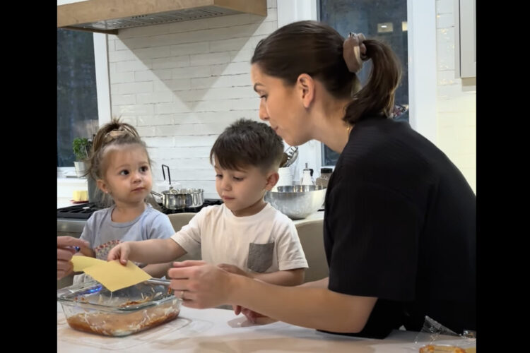 料理の手伝いをしてくれる子供たち。ラザニア生地を敷いてもらおうと渡したら・・まさかまさかの展開に！！【海外・動画】