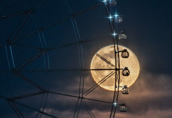 満月と観覧車のメルヘンな景色が素敵だと話題に！「本当に重なって見える」「映画で見るような景色」