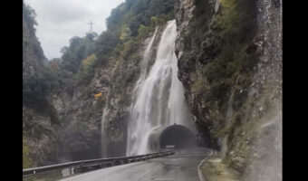 スペインの驚きの道路。滝に向かって道が伸びている!?【海外・動画】