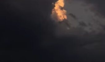 【動画】雲の切れ間にハッキリと現れた人の顔!これは神の顔なのか?それとも・・・
