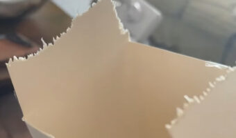 まるでシュレッダー?箱が一部壊れているその理由にビックリ!!【アメリカ・動画】