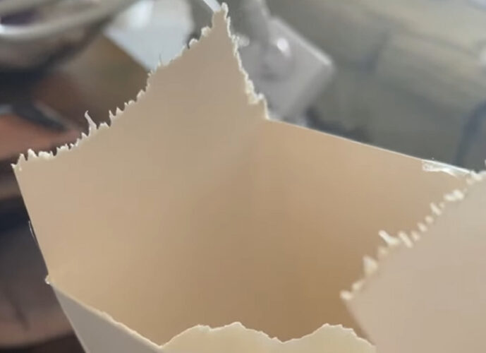 まるでシュレッダー？箱が一部壊れているその理由にビックリ！！【アメリカ・動画】