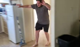 床が滑りすぎる!室内に飛び込んできた男性は・・、滑りすぎて転んじゃった!!