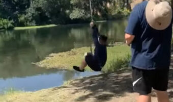 湖畔に設置されたロープブランコ。楽しく遊ぼうと掴まった男性ですが・・、この後まさかのハプニングに！！