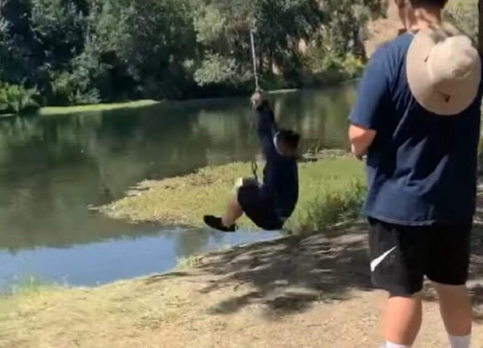 湖畔に設置されたロープブランコ。楽しく遊ぼうと掴まった男性ですが・・、この後まさかのハプニングに！！