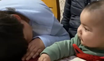 お兄ちゃんが大好きな証?赤ちゃんの隣でお兄ちゃんが泣きマネをしたら・・、赤ちゃんの様子が一変!!【海外・動画】