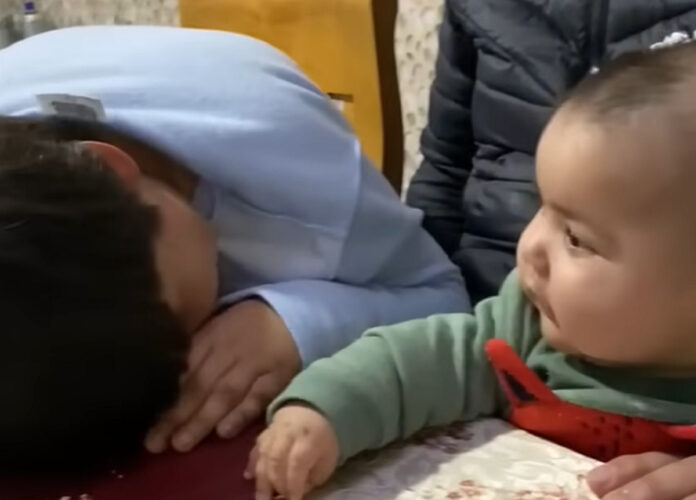 お兄ちゃんが大好きな証？赤ちゃんの隣でお兄ちゃんが泣きマネをしたら・・、赤ちゃんの様子が一変！！【海外・動画】