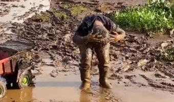 そこはお風呂じゃないよ!幼い男の子がニコニコしながら水たまりの中で髪を洗ってる!!【海外・動画】