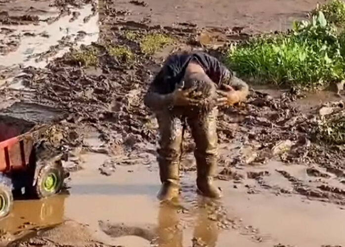 そこはお風呂じゃないよ！幼い男の子がニコニコしながら水たまりの中で髪を洗ってる！！【海外・動画】