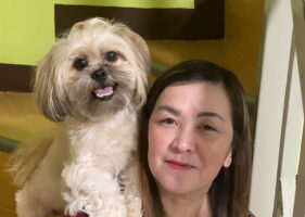 シーズーのファンサがスゴい！飼い主さんの友達とのツーショットにスマイルとポージングで応じてくれました！！