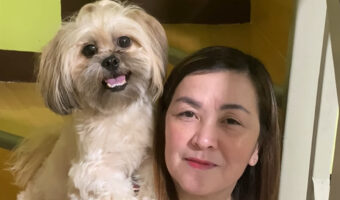 シーズーのファンサがスゴい！飼い主さんの友達とのツーショットにスマイルとポージングで応じてくれました！！