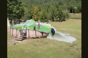広大な敷地をダイナミックに使った遊びが豪快過ぎる！プールを壊して丘でウォータースライダー！！【アメリカ・動画】