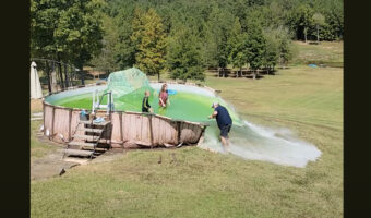 広大な敷地をダイナミックに使った遊びが豪快過ぎる!プールを壊して丘でウォータースライダー!!【アメリカ・動画】