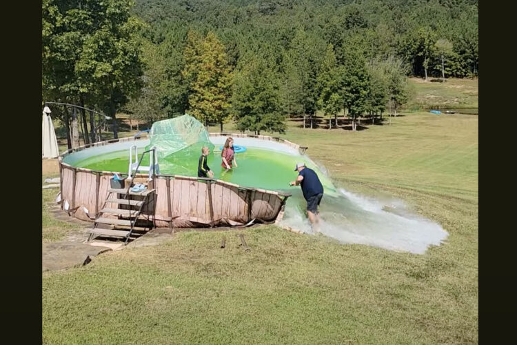 広大な敷地をダイナミックに使った遊びが豪快過ぎる！プールを壊して丘でウォータースライダー！！【アメリカ・動画】