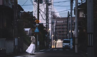 インパクトがあり過ぎて視線が奪われる・・。仙台の街中で撮影されたポートレート写真の背景にそびえるのは仙台大観音!!