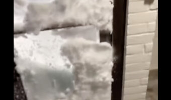 ノルウェーの脅威の豪雪。閉じたドアの僅かな隙間から入り込んでいるうえに、ドアが開かないほど積もっています！！【海外・動画】