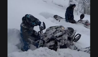 雪がフカフカなうえに深すぎた!?雪に沈んだスノーモービル!!