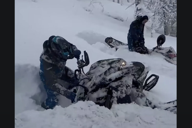 雪がフカフカなうえに深すぎた！？雪に沈んだスノーモービル！！