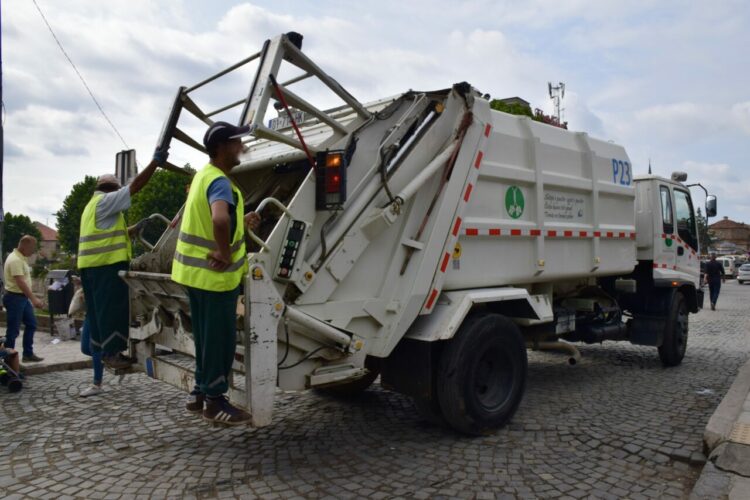 米ニューハンプシャー州でゴミ収集車に閉じ込められた女性、消防隊によって奇跡的に救助