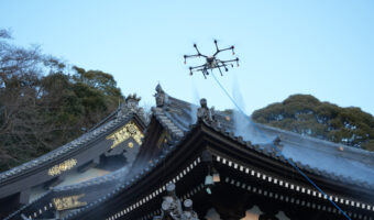ドローンが長谷寺の本堂を清掃！？鎌倉の名刹で行われた史上初の試み『ドローンによる高圧洗浄』を現場レポート