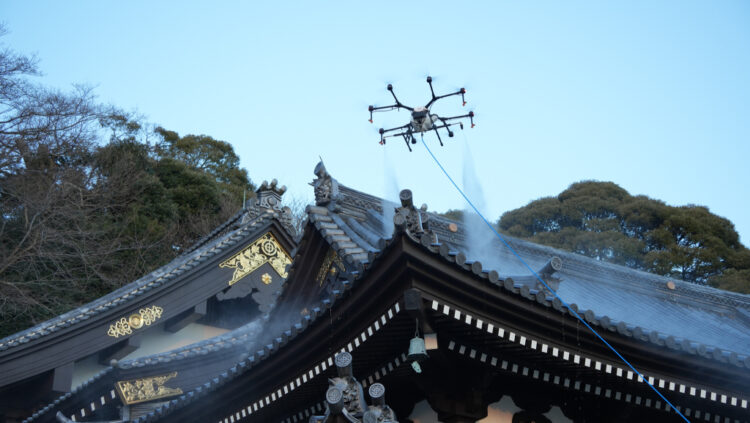 ドローンが長谷寺の本堂を清掃！？鎌倉の名刹で行われた史上初の試み『ドローンによる高圧洗浄』を現場レポート