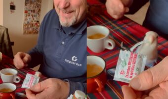 インコが飼い主さんのお世話!?自慢のくちばしで砂糖の袋をカットしてくれました!!【海外・動画】