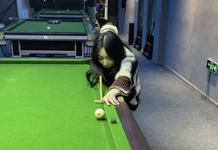 まさかすぎるトリックショット！キューボールを撞いてボールをポットするのかと思いきや・・【海外・動画】