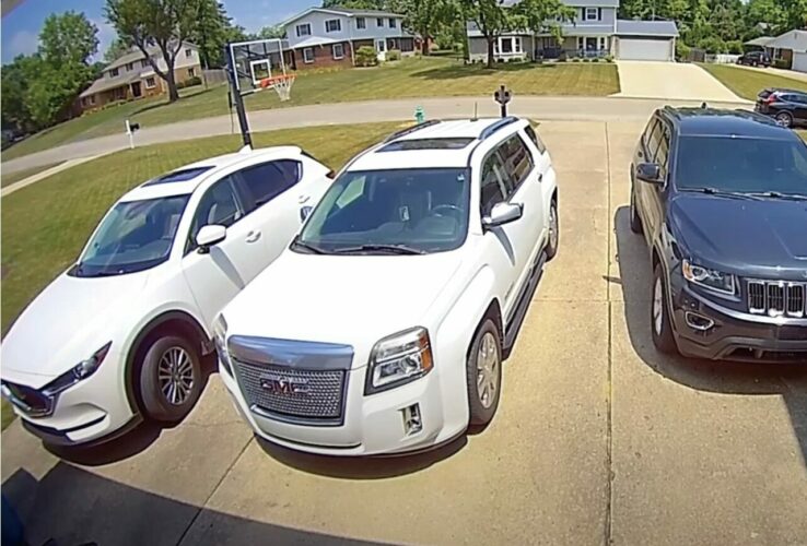 誰も付近にいなくてよかった・・。無人の駐車場で起きたハプニングにヒヤっ！！