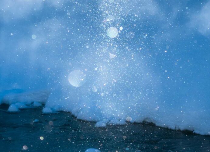 長野県信濃町で撮影された『ダイヤモンドダスト』。条件が揃わないと見られないレアな自然現象が美しい！！