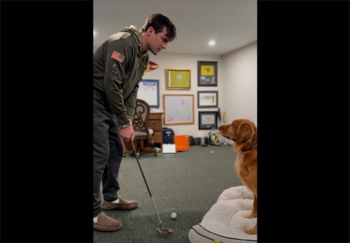 パターの練習をするパパさんを見守るゴールデンリトリバー。実はこの子、『あるお手伝い』もしてくれるんです！！【アメリカ・動画】