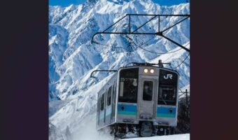 「白馬村の本気の雪晴れ」列車が雪景色の中を進む迫力満点の美しい写真が話題に!
