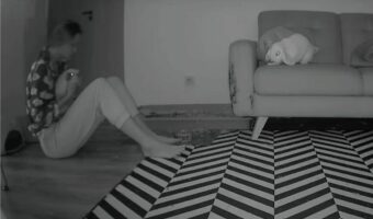 自分がだっこしてもらえなくて嫉妬しちゃった?ソファにいたウサギはかまって欲しくて驚きの行動に!!