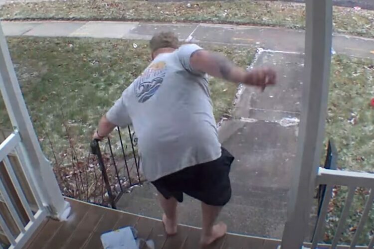 玄関で足を滑らせた男性。転ぶ前に手すりにつかまり助かった！と思いきや・・【アメリカ・動画】