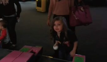 スキーボールで遊ぶ女の子。上手くボールを投げられないのでママがアシストに入ったら・・、むしろ大惨事に！！