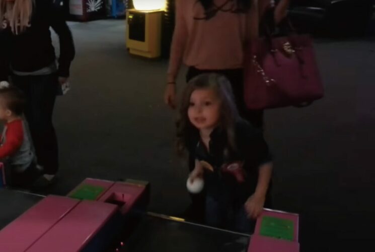 スキーボールで遊ぶ女の子。上手くボールを投げられないのでママがアシストに入ったら・・、むしろ大惨事に！！