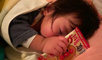 『明日のおやつ』が楽しみすぎる赤ちゃん。アンパンマングミをぎゅっと握り締めて眠る姿がかわいすぎると話題に！！