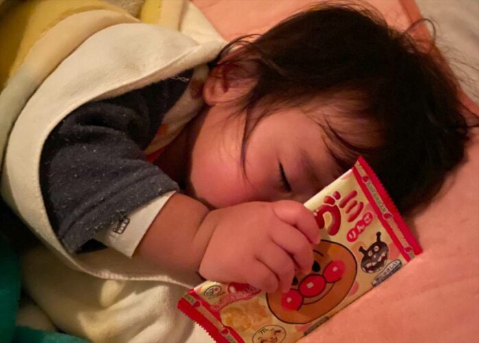 『明日のおやつ』が楽しみすぎる赤ちゃん。アンパンマングミをぎゅっと握り締めて眠る姿がかわいすぎると話題に！！