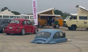 走行中の車が地面に沈んでいる!?オリジナルカスタムされたゴーカートにビックリ!!【アメリカ・動画】