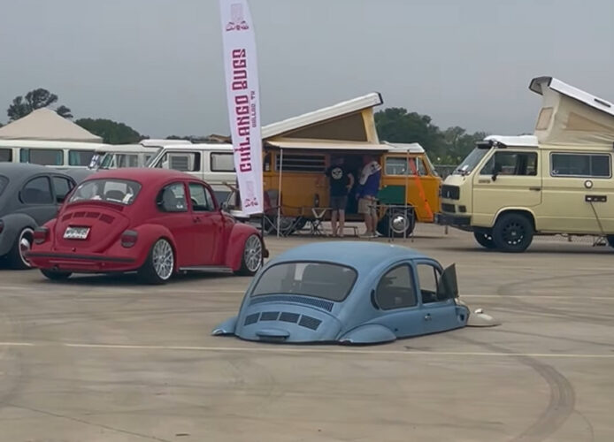 走行中の車が地面に沈んでいる！？オリジナルカスタムされたゴーカートにビックリ！！【アメリカ・動画】