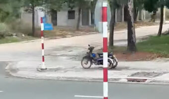 透明人間が運転している？無人のバイクが道を進む！！【海外・道路】