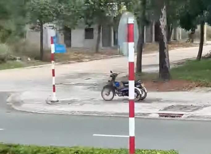 透明人間が運転している？無人のバイクが道を進む！！【海外・道路】