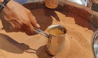 砂漠の砂で煮立たせて・・。トルコのローカルコーヒーを淹れる様子に観光客たちは目が離せない!!